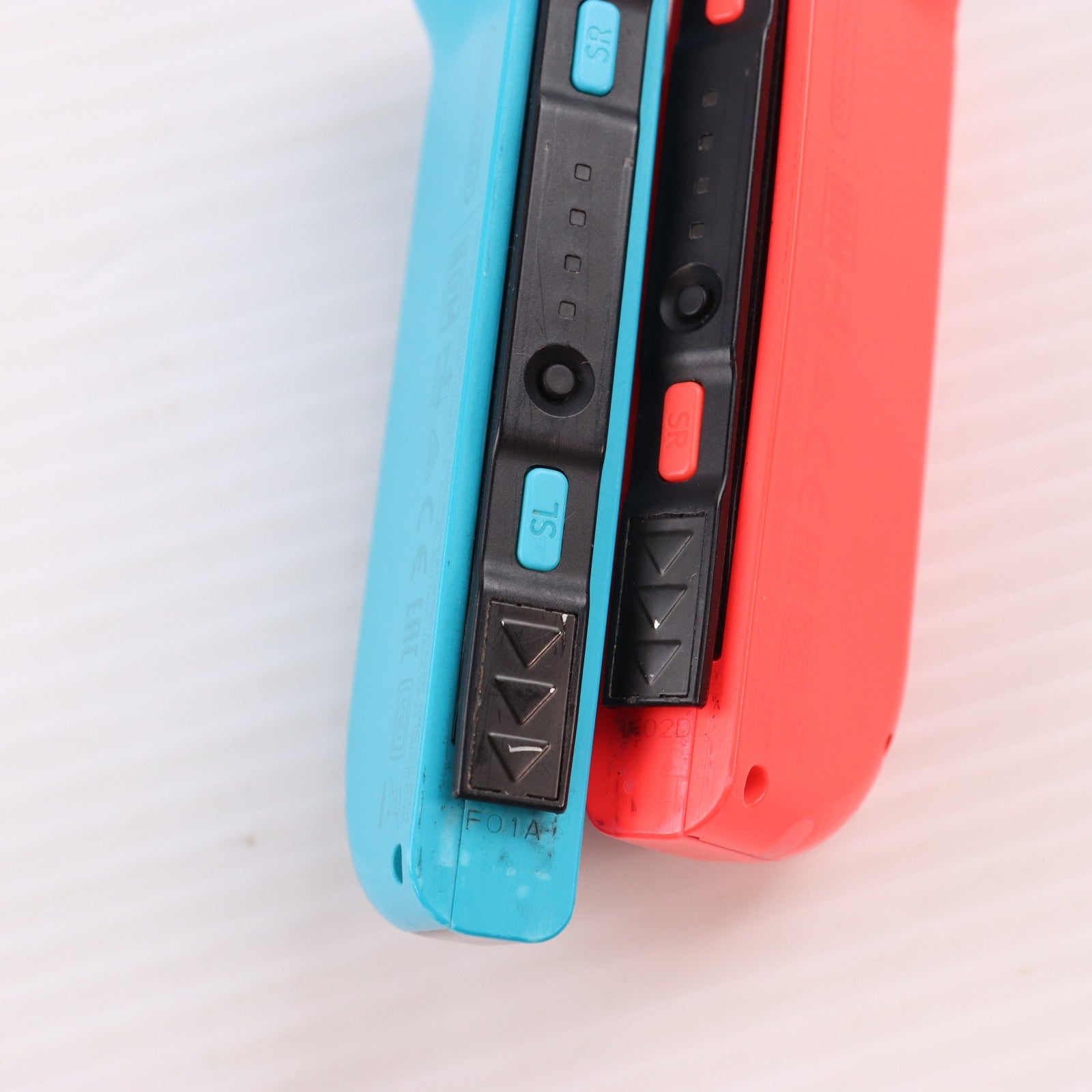 【中古即納】[ACC][Switch] Joy-Con(L) ネオンレッド/(R) ネオンブルー(ジョイコンL ネオンレッド/R ネオンブルー) 任天堂(HAC-A-JAEAA)(20170303)