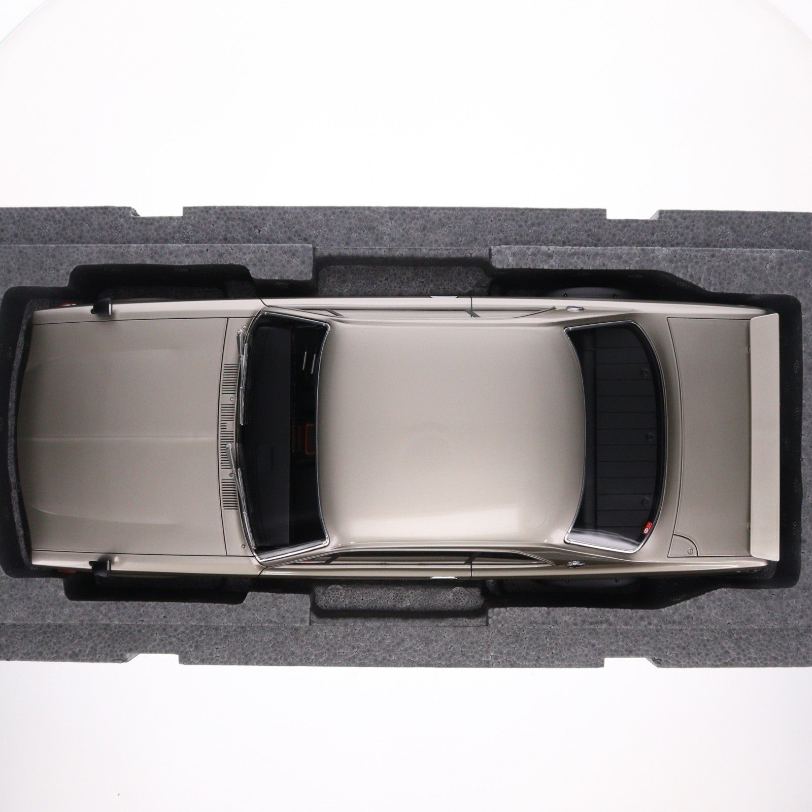 【中古即納】[MDL] 1/12 Nissan Skyline 2000 GT-R KPGC10(シルバー) 完成品 ミニカー(IG0495) ignition model(イグニッションモデル)(20181019)