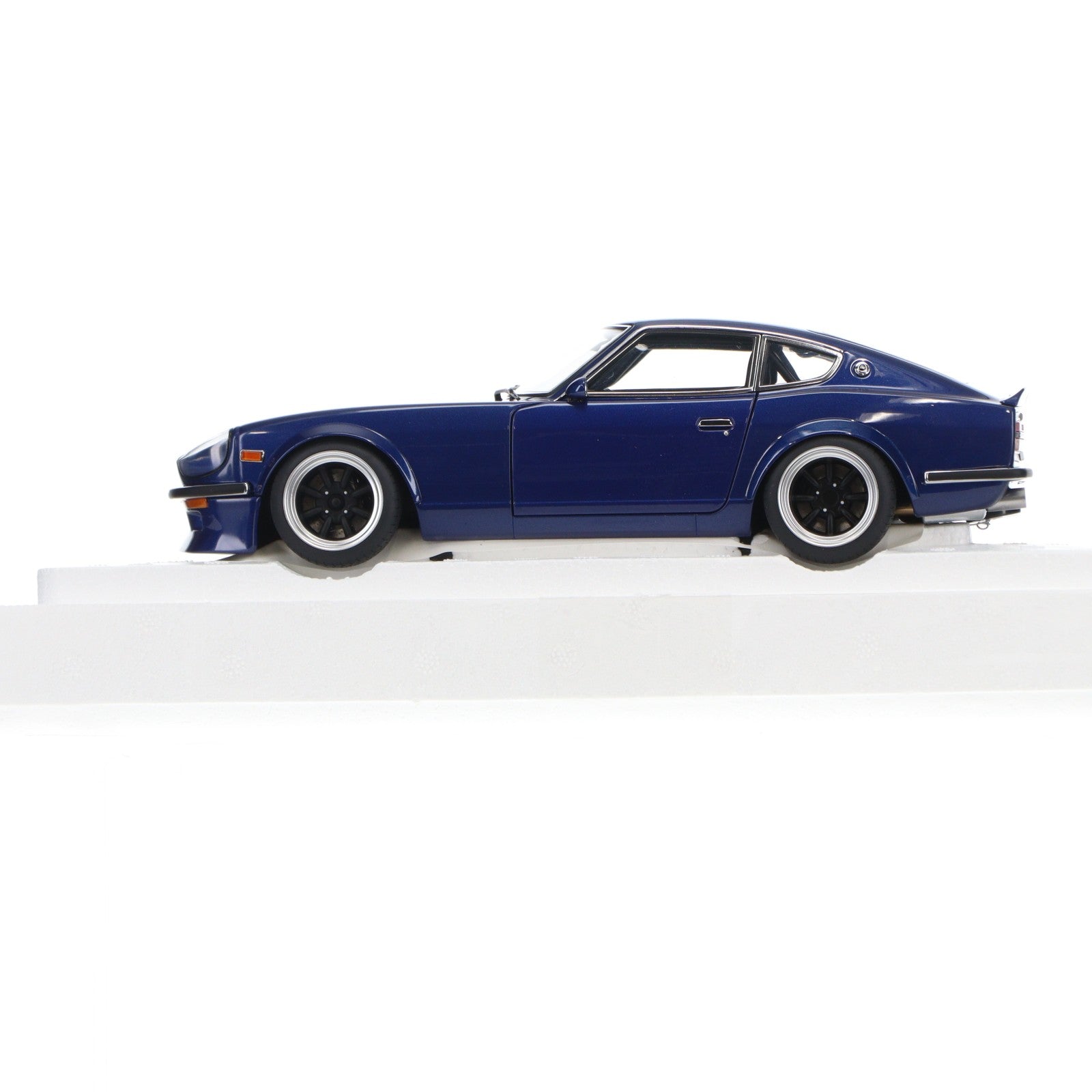 【中古即納】[MDL] 1/18 日産 フェアレディZ(S30) 悪魔のZ 湾岸ミッドナイト 連載開始30周年記念モデル 完成品 ミニカー(77452) AutoArt(オートアート)(20210228)