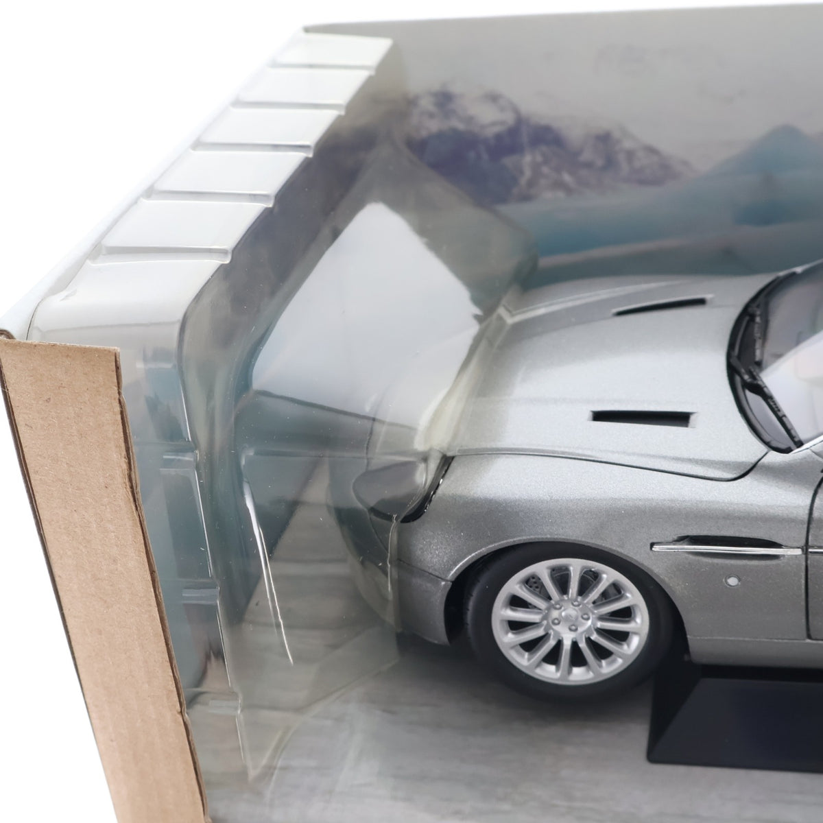 【中古即納】[MDL] 1/18 ASTON MARTIN(アストンマーティン) V12 VANQUISH(ヴァンキッシュ)(シルバー) 007/ダイ・アナザー・デイ 完成品 ミニカー(10011) Paul's Model Art(ポールズ・モデルアート)(20021231)