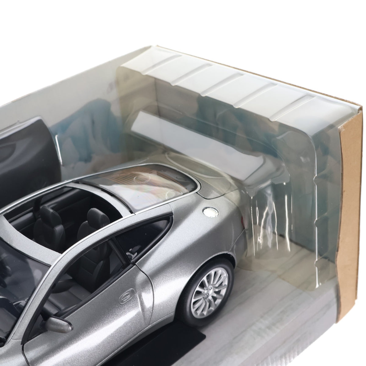 【中古即納】[MDL] 1/18 ASTON MARTIN(アストンマーティン) V12 VANQUISH(ヴァンキッシュ)(シルバー) 007/ダイ・アナザー・デイ 完成品 ミニカー(10011) Paul's Model Art(ポールズ・モデルアート)(20021231)
