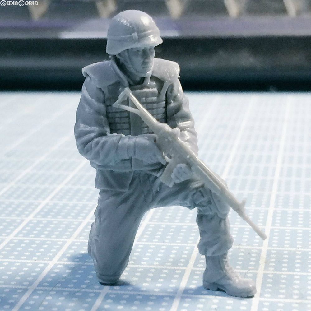 【新品即納】[FIG] 1/35 陸上自衛隊普通科隊員 膝撃ちポーズ2 未塗装レジンキット モデリウム(20161019)